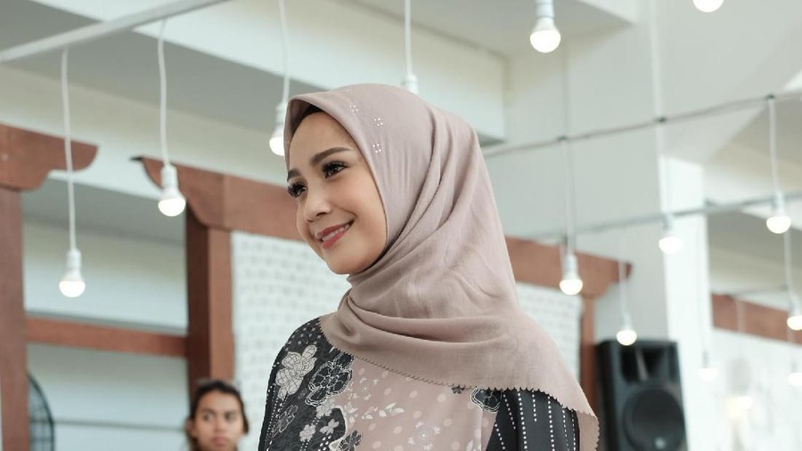 Nagita Slavina Pakai Hijab di Fashion Show Vanilla Hijab