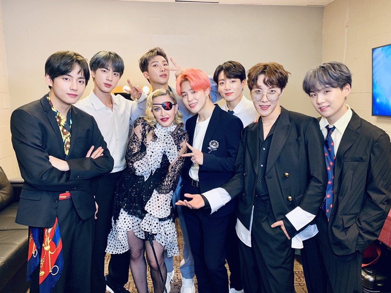 BTS berhasil mencuri perhatian di perhelatan Billboard Music Awards 2019. Para artis Hollywood pun turut berfoto dengan boy band hits Korea ini.