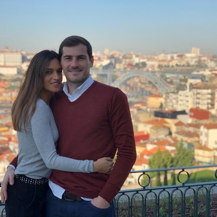 <p>Saat Iker Casillas dirawat karena terkena serangan jantung, sang istri Sara Carbonero selalu memberi semangat dan dukungan. <em>So sweet</em> ya, Bunda. (Foto: Instagram @ikercasillas)</p>