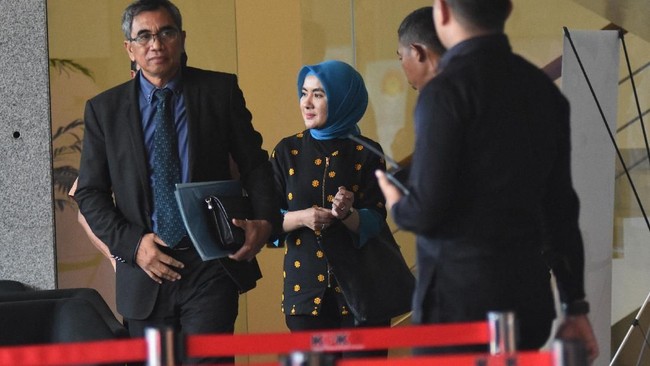 KPK kembali memeriksa Dirut PT Pertamina Nicke Widyawati sebagai saksi untuk tersangka Sofyan Basir dalam kasus dugaan suap proyek PLTU Riau-1.