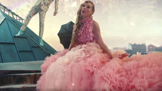 Tak hanya Ryan Reynolds, Taylor Swift disebut juga mengajak rekan selebriti lain seperti Ellen DeGeneres, Adam Lambert sampai para pemeran serial 'Queer Eye'.
