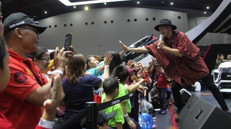 Mitsubishi Motors Krama Yudha Sales Indonesia (MMKSI) memberikan berbagai macam aktivitas di atas panggung booth Mitsubishi Motors