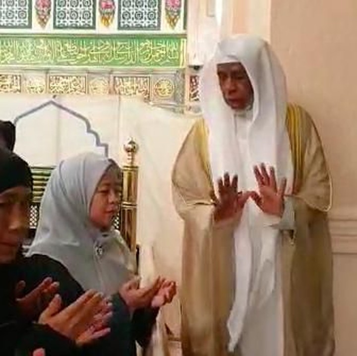 <p>Menko Bidang Pembangunan Manusia dan Kebudayaan (PMK) Puan Maharani mendapat kesempatan berziarah ke makam Nabi Muhammad SAW yang berada di dalam Masjid Nabawi Madinah Al Munawwarah, Arab Saudi pada Rabu (1//5) malam waktu setempat. (Foto: Istimewa)</p>