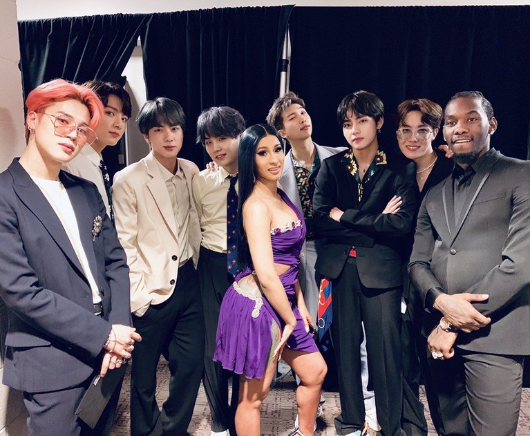 BTS berhasil mencuri perhatian di perhelatan Billboard Music Awards 2019. Para artis Hollywood pun turut berfoto dengan boy band hits Korea ini.