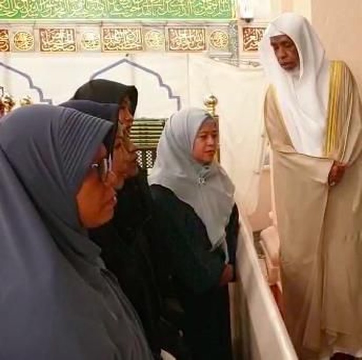 <p>Di dalam kawasan Masjid Nabawi, Puan juga mendapat pengawalan dari Kerajaan Arab Saudi saat masuk ke Raudlah. Tak cuma itu, Puan juga mendapat bimbingan khusus dari penjaga makam untuk berdoa di pusara Nabi Muhammad Saw. (Foto: Istimewa)  </p>