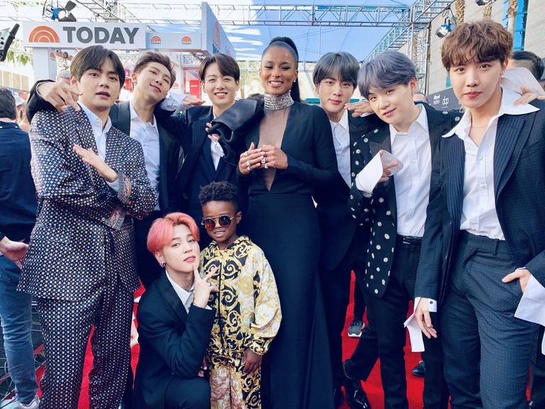 BTS berhasil mencuri perhatian di perhelatan Billboard Music Awards 2019. Para artis Hollywood pun turut berfoto dengan boy band hits Korea ini.