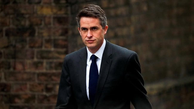 PM Theresa May memecat Menhan Inggris, Gavin Williamson, karena kebocoran informasi mengenai pembicaraan Dewan Keamanan Nasional soal Huawei.