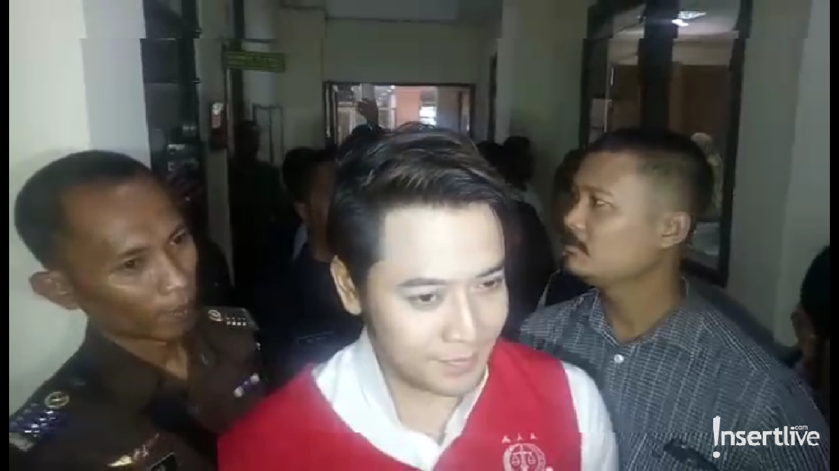 Tersangkut kasus pidana membuat sejumlah artis harus melewati Hari Raya Idul Fitri dari dalam penjara dan berikut ini potret para artis tersebut&period;