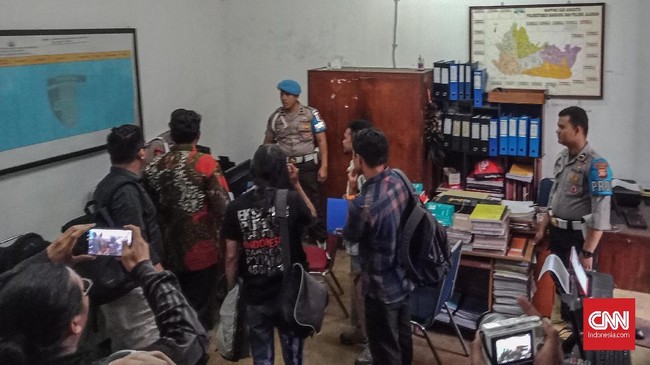 Dua jurnalis Iqbal Kusumadireza dan Prima Mulia melapor ke Propam Polrestabes Bandung usai diduga mengalami penganiayaan oleh oknum polisi saat meliput May Day.