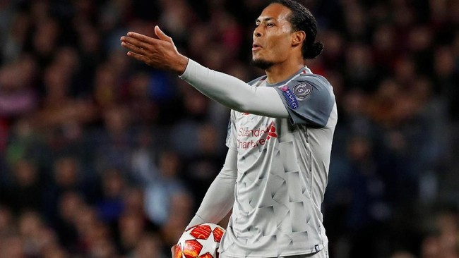 Virgil van Dijk berlatih terpisah jelang laga Liverpool melawan Barcelona pada laga leg kedua semifinal Liga Champions di Stadion Anfield.