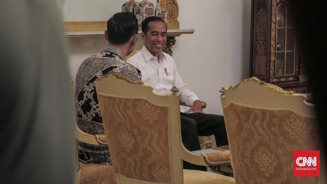 Presiden Jokowi menyambut kedatangan Komandan Kogasma Partai Demokrat AHY di ruang kerja presiden, di Istana Merdeka, Jakarta, Kamis (2/5), dengan senyuman.