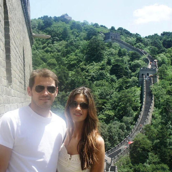<p>Iker Casillas dan Sara Carbonero termasuk pasangan suami istri yang senang berwisata. Seperti dalam foto ini, keduanya berpose di China. (Foto: Instagram @ikercasillas)</p>
