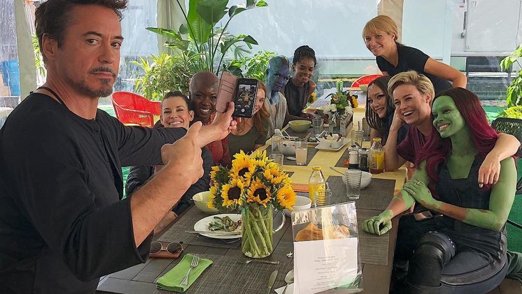 Pemeran Iron Man dalam Avengers: Endgame, Robert Downey Jr, menjamu makan siang para pemeran superhero perempuan. Intip keseruan mereka!
