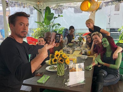 Ketika Iron Man Jadi Juru Foto Para Superhero Wanita Avengers