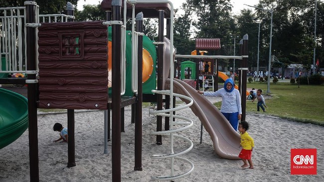 Taman Lapangan Banteng, Jakarta Pusat, Pemerintah Provinsi DKI Jakarta hanya mampu menambah ruang terbuka hijau (RTH) rata-rata 50 hektar per tahun, padahal untuk mencapai target 30 persen luas Jakarta berupa RTH pada 2030 diperlukan perlu penambahan 250 hektar per tahun. Jakarta, Kamis, 2 Mei 2019. CNN Indonesia/Andry Novelino