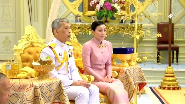 Raja Thailand, Maha Vajiralongkorn, mengumumkan pernikahannya dengan Suthida beberapa hari jelang pelantikan. Ia langsung memberikan titel ratu untuk istrinya.