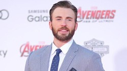 Chris Evans Pamer Dada Kekar, Penggemar Salah Fokus dengan Hal Ini