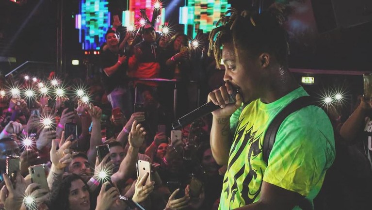 7 Foto Keren 'Top New Artist BBMA' Juice WRLD Inilah 7 potret keren Juice WRLD, seorang penyanyi pendatang baru yang meraih penghargaan untuk nominasi Top New Artist di Billboard Music Awards 2019.