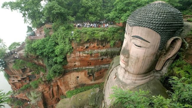 Patung Buddha yang berada di Sichuan, China, dibuka kembali setelah direnovasi enam bukan karena retak.