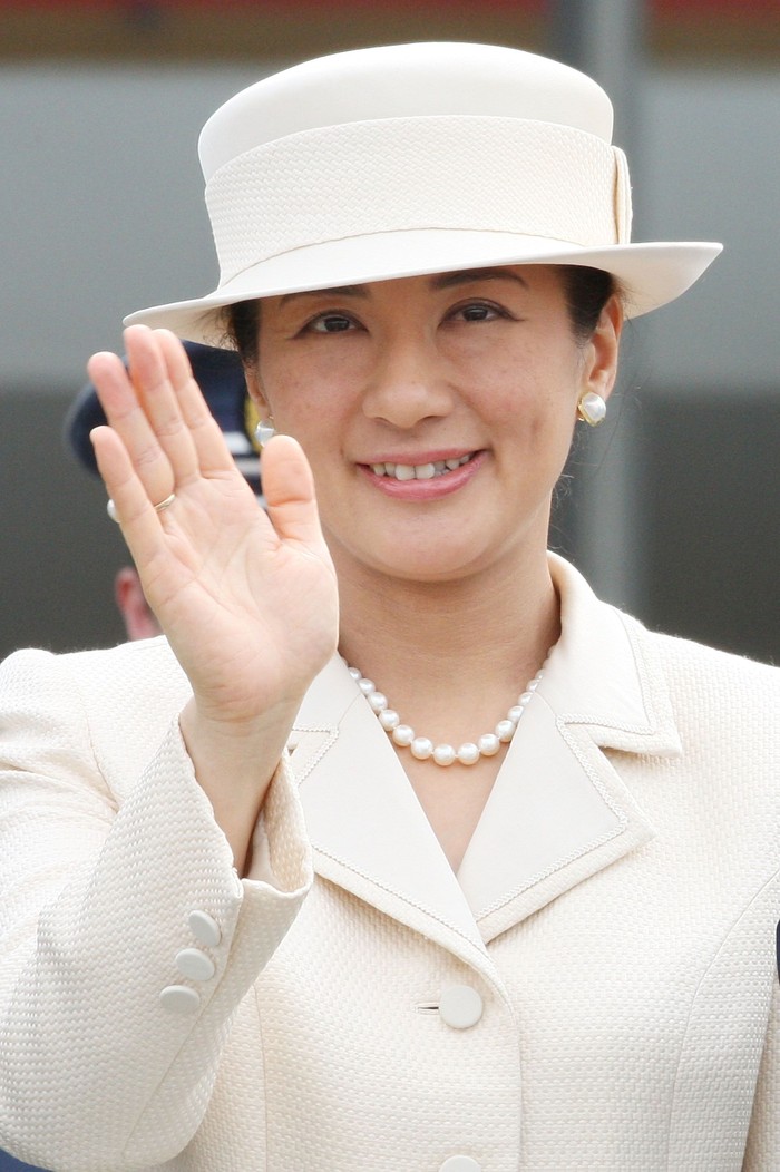 TOKYO - JULY 03:  Crown Princess Masako (L) and Crown Prince Naruhito (R) see off Emperor Akihito and Empress Michiko departing for Canada at Tokyo International Airport on July 3, 2009 in Tokyo, Japan. The emperor and empress are on fortnight trip to Canada and Hawaii.  (Photo by Junko Kimura/Getty Images)