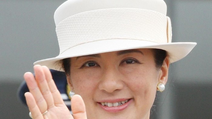 TOKYO - JULY 03:  Crown Princess Masako (L) and Crown Prince Naruhito (R) see off Emperor Akihito and Empress Michiko departing for Canada at Tokyo International Airport on July 3, 2009 in Tokyo, Japan. The emperor and empress are on fortnight trip to Canada and Hawaii.  (Photo by Junko Kimura/Getty Images)