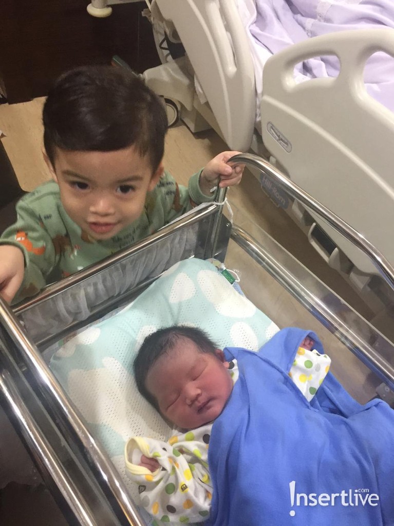 Tya Ariestya baru saja melahirkan anak kedua yang diberi nama Muhammad Kalundra Ratinggang. Berikut 6 potret menggemaskan Kalunda.