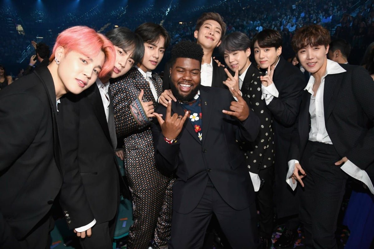 BTS berhasil mencuri perhatian di perhelatan Billboard Music Awards 2019&period; Para artis Hollywood pun turut berfoto dengan boy band hits Korea ini&period;