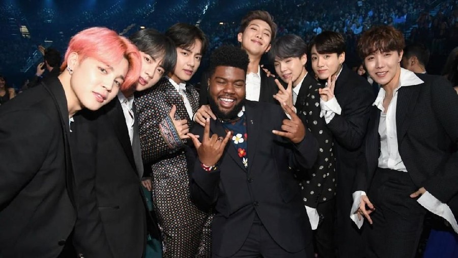 The Great Khalid Makin Akrab dengan BTS, Apakah Ini Pertanda Kolaborasi? The Great Khalid Datang ke Konser BTS di Rose Bowl Tadi Malam