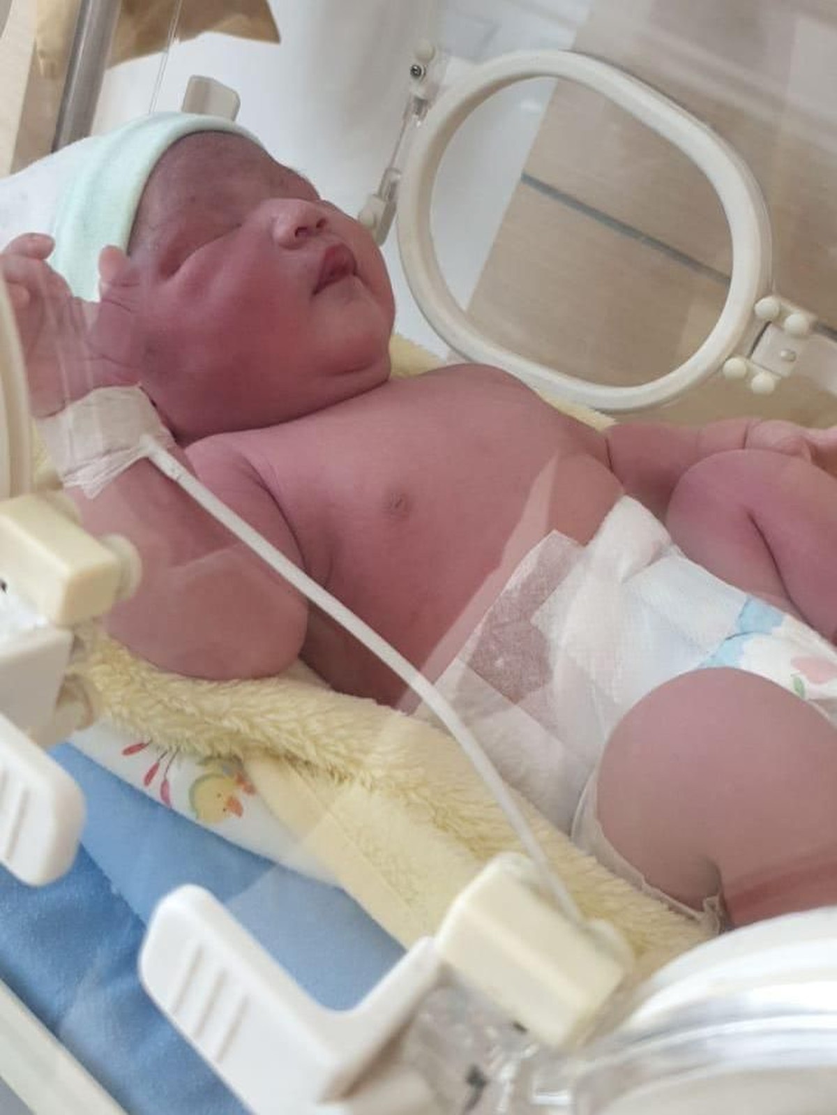 Tya Ariestya baru saja melahirkan anak kedua yang diberi nama Muhammad Kalundra Ratinggang&period; Berikut 6 potret menggemaskan Kalunda&period;