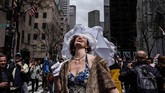NYALANG: Parade Pesta Pora Kehidupan Dalam foto unik pilihan CNNIndonesia.com pekan ini, ada hangat festival topi di New York, pemakaman seorang rabi, dan boneka beruang terbesar di dunia.