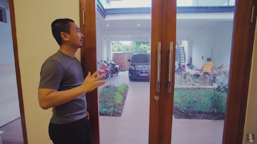 Demi calon buah hatinya, Raditya Dika relakan ruang kerjanya menjadi kamar anaknya.