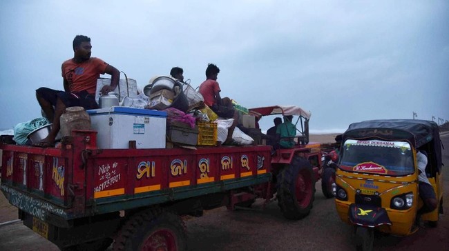 India mengevakuasi lebih dari satu juta warga dari sepanjang pantai timur menjelang topan kuat yang diperkirakan akan menyapu wilayah itu pada Jumat (3/5) sore.
