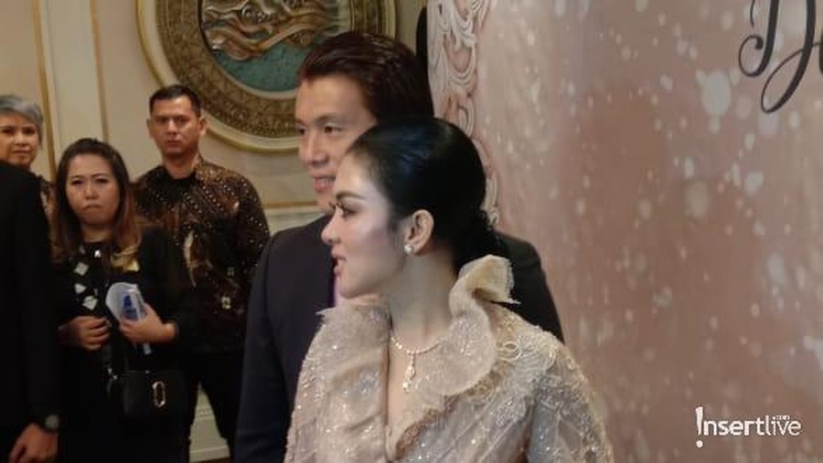 Soal Syahrini, Reino Barack: Walau Bentuknya Kayak Gitu, tapi Dia Pintar Reino Barack memberikan pujian untuk Syahrini.