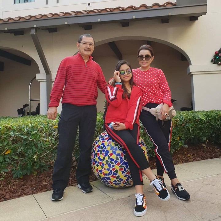 Bambang mengajak Khirani liburan ke Orlando, Amerika Serikat. Kompak banget ya bertiga mengenakan outfit berwarna merah. (Foto: Instagram @mayangsaritrihatmodjoreal)
