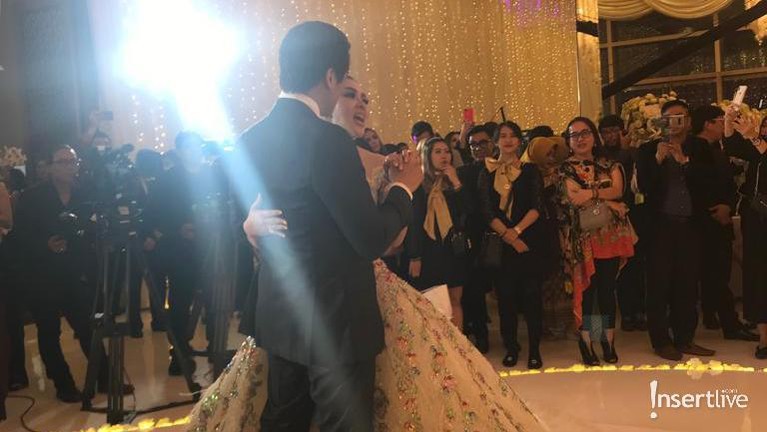 Syahrini dan Reino Barack berdansa dalam acara spesial Dinner Silaturahmi yang digelar di Hotel Four Season. Ini lah momen dansa yang terekam kamera Insertlive.