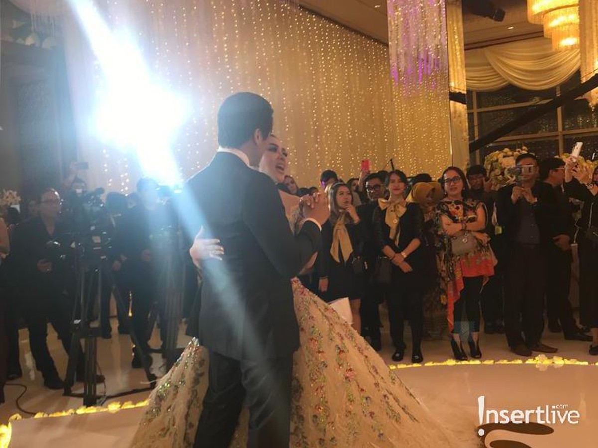 Syahrini dan Reino Barack menggelar acara mewah bertajuk Dinner Silaturahmi sebagai bentuk perayaan pernikahan di Hotel Four Season&comma; Jakarta&comma; Jumat &lpar;4&sol;5&rpar;&period;