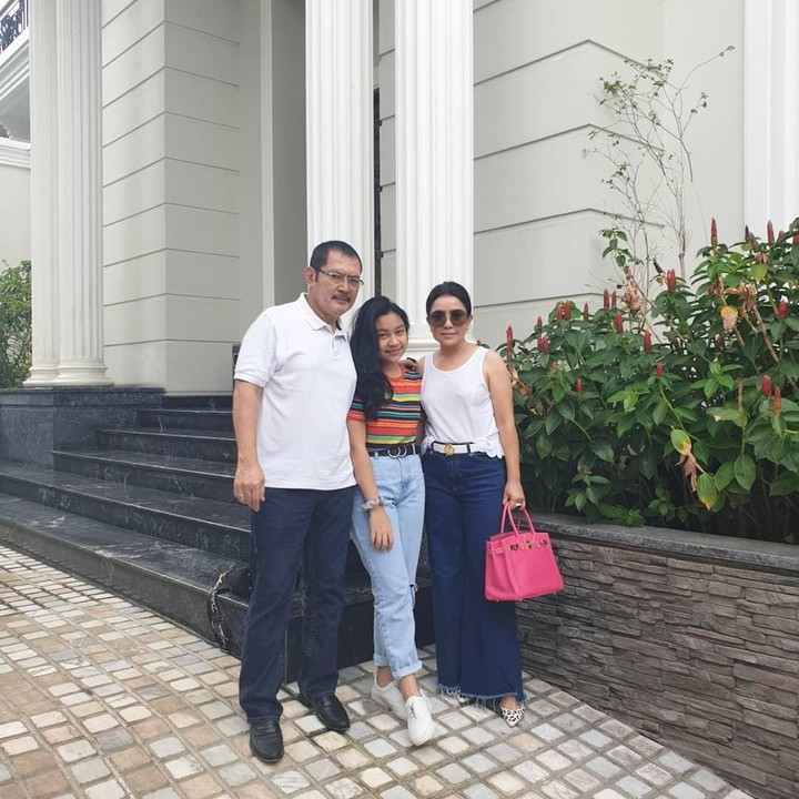 Khirani yang baru saja merayakan ulang tahun yang ke-13, tumbuh menjadi gadis remaja yang cantik. Bahkan, tingginya sudah mau menyamai Papa Bambang nih. (Foto: Instagram @mayangsaritrihatmodjoreal)