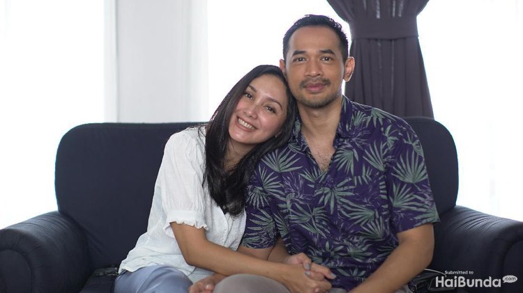 Setiap pasangan punya membuat hubungan mereka makin harmonis ya, Bun. Seperti halnya Oka Antara dan sang istri.