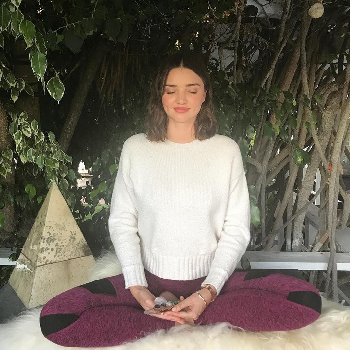 <p>Hamil anak ketiga, Miranda Kerr masih menyempatkan diri melakukan meditasi. Seperti diketahui, Miranda menjalani gaya hidup sehat, Bun. Ia rajin yoga dan menyantap sayur serta buah-buahan (Foto: Instagram @mirandakerr)</p>