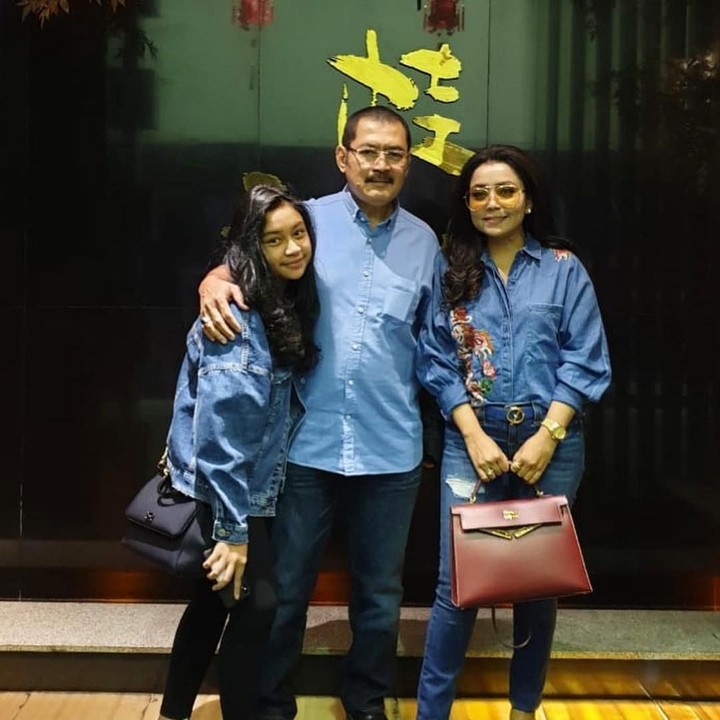 Keluarga mereka nampaknya memang senang kompakan memakai baju senada, Bun. Kali ini Khirani dan kedua orang tuanya seragam mengenakan denim style. (Foto: Instagram @mayangsaritrihatmodjoreal)