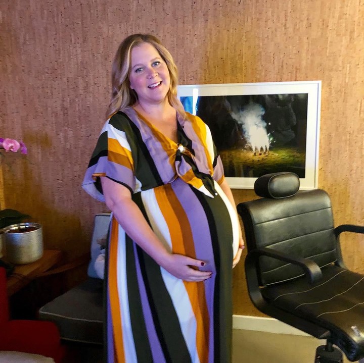 <p><em>Stand-up comedian</em> sekaligus artis Amy Schumer terlihat antusias menyambut anak pertamanya. Amy bahkan sudah belajar bagaimana cara menggendong bayi. <em>So sweet!</em> (Foto: Instagram @amyschumer)</p>