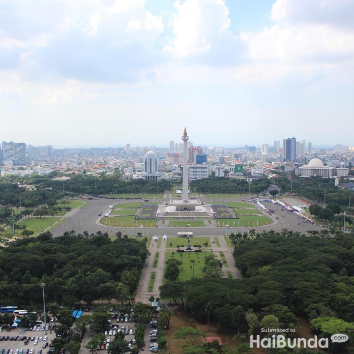 Beranjak dari lantai 7, kita bisa ke lantai 24 untuk lihat pemandangan menakjubkan ini. Melihat Tugu Monas dari sini cantik banget kan? (Foto: Yuni Ayu Amida)