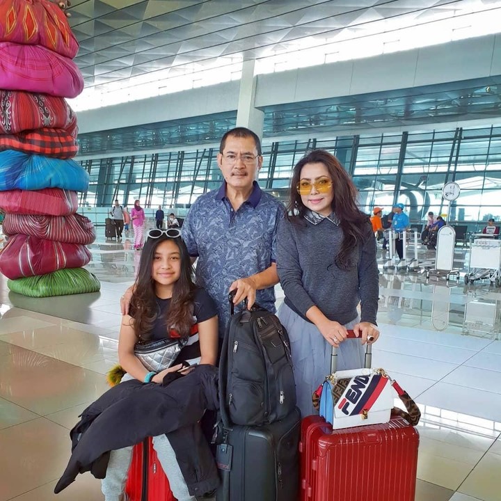 Bambang Trihatmodjo menghabiskan waktu bersama keluarga kecilnya. Nampak Bambang merangkul Khirani dengan penuh sayang. (Foto: Instagram @mayangsaritrihatmodjoreal)