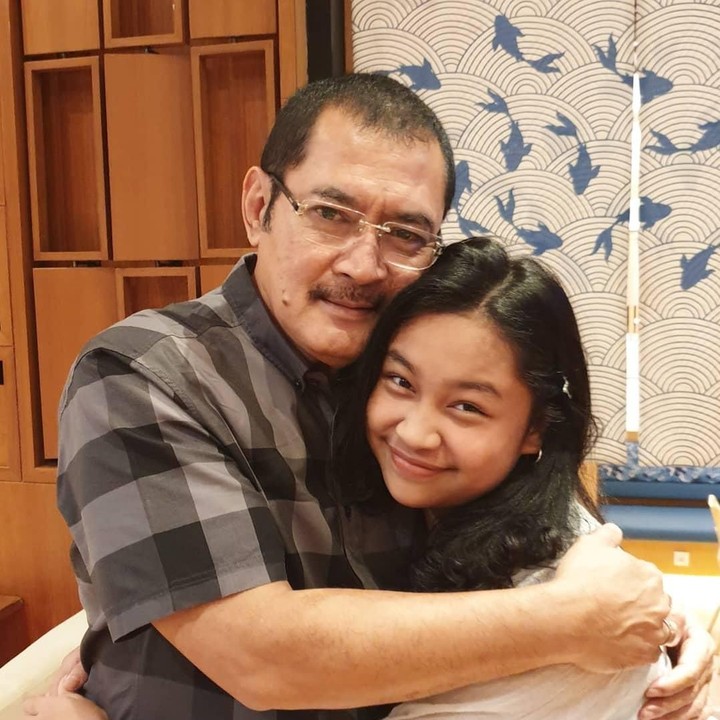 Papa Bambang dan Khirani saling berpelukan nih, Bun. Keduanya terlihat sumringah menghadap kamera. (Foto: Instagram @mayangsaritrihatmodjoreal)