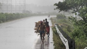Mumbai Diterjang Badai, Pasien Covid-19 Dievakuasi