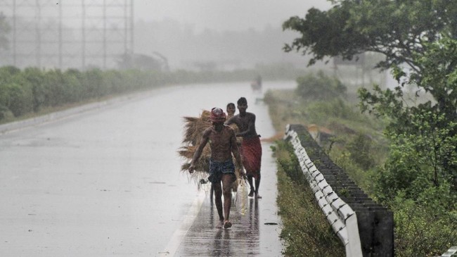 Villagers move to safer places amidst gusty winds ahead of the landfall of cyclone Fani on the outskirts of Puri, in the Indian state of Odisha, Friday, May 3, 2019. Indian authorities have evacuated hundreds of thousands of people along the country's eastern coast ahead of a cyclone moving through the Bay of Bengal. Meteorologists say Cyclone Fani was expected to make landfall on Friday with gale-force winds of up to 200 kilometers (124 miles) per hour likely starting Thursday night. It warned of 