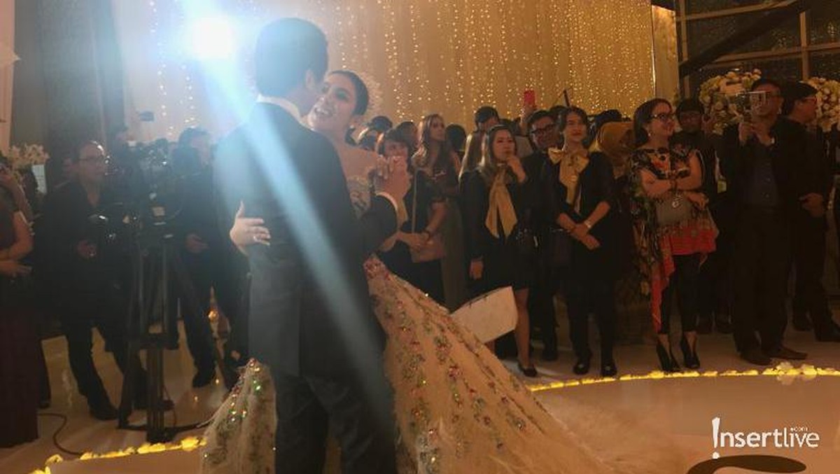 Syahrini dan Reino Barack berdansa dalam acara spesial Dinner Silaturahmi yang digelar di Hotel Four Season&period; Ini lah momen dansa yang terekam kamera Insertlive&period;