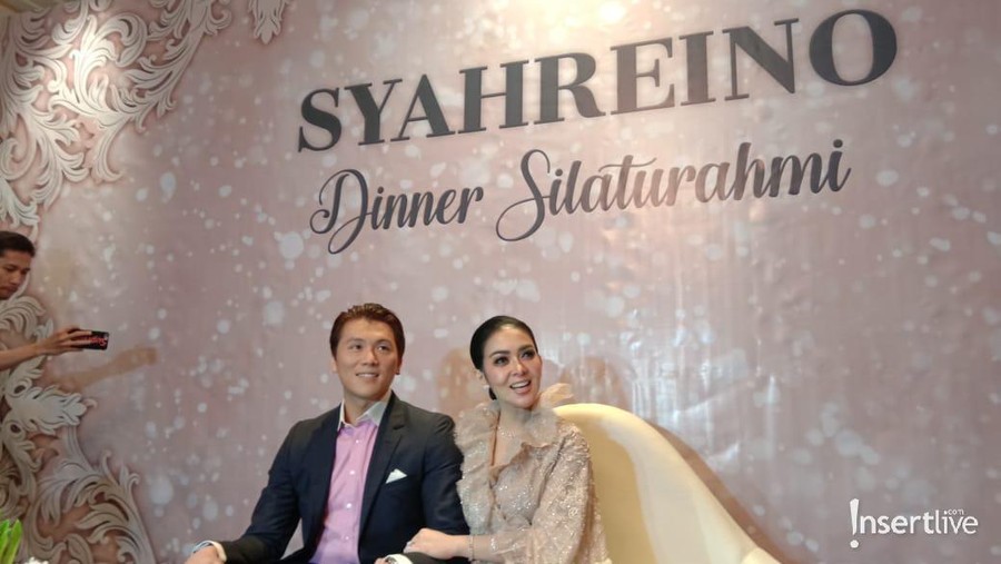 Terdapat momen yang menarik perhatian dalam acara tersebut. Reino tertangkap kamera sedang melihat sang istri dengan tatapan penuh cinta.