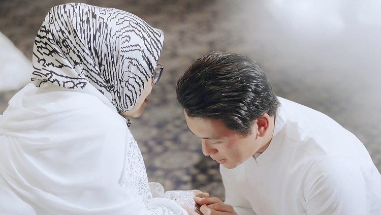 Mamah Wati memberikan pesan yang selalu diingat Reino sebelum menjadi suami Syahrini. Simak cerita selengkapnya!
