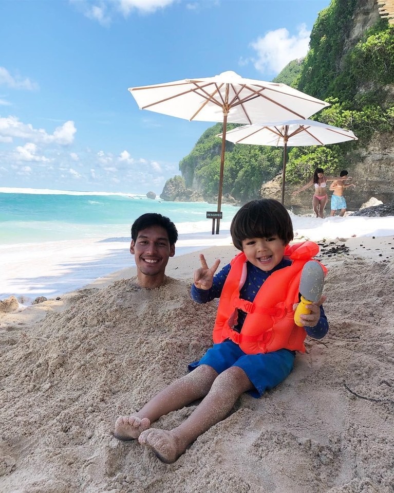Richard Kyle resmi melamar Jessica Iskandar di Amerika. 6 potret mesra Richard dan anak Jedar ini pun membuktikan bahwa Richard sudah layak jadi ayah sambung.